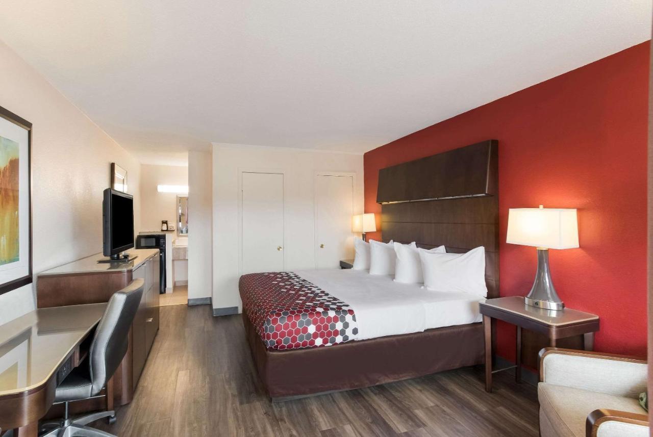 Econo North Hotel