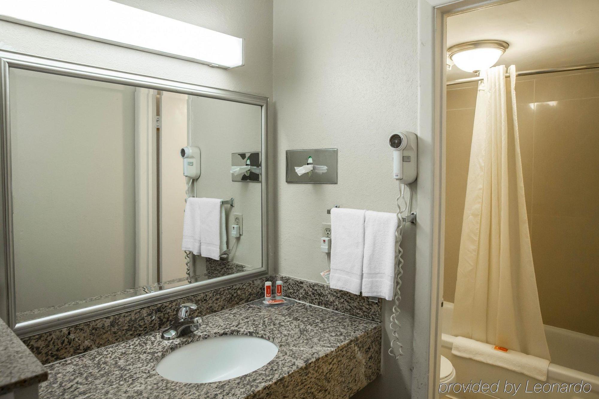 Econo North Hotel 2*
